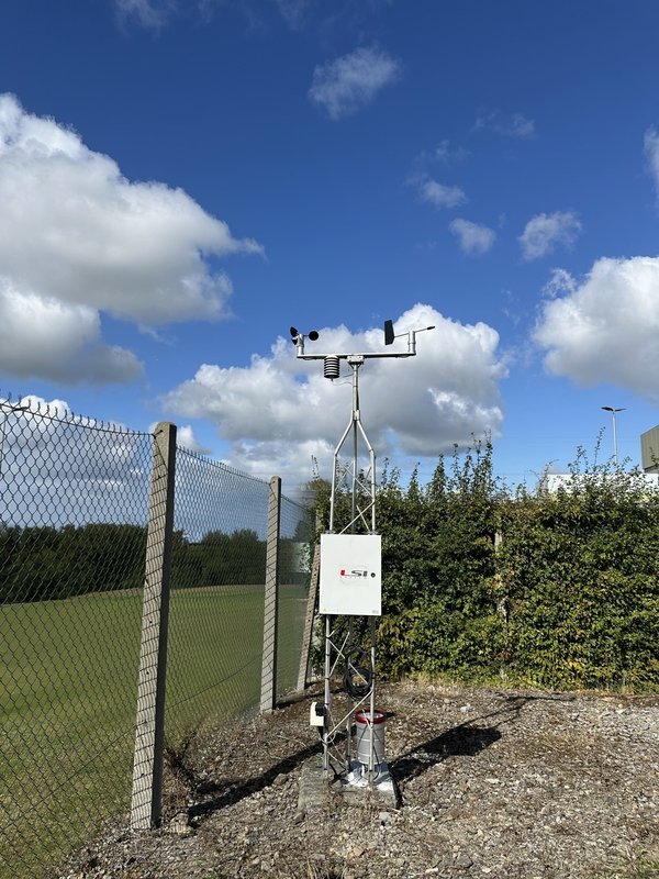 LSI LASTEM weather station mast with a wind sensor on top, a white logger enclosure and a rain gauge at the base